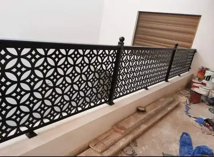 ساتر حديد مزخرف بنقوش هندسية