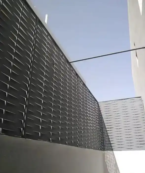 ساتر شرائح معدنية داكنة